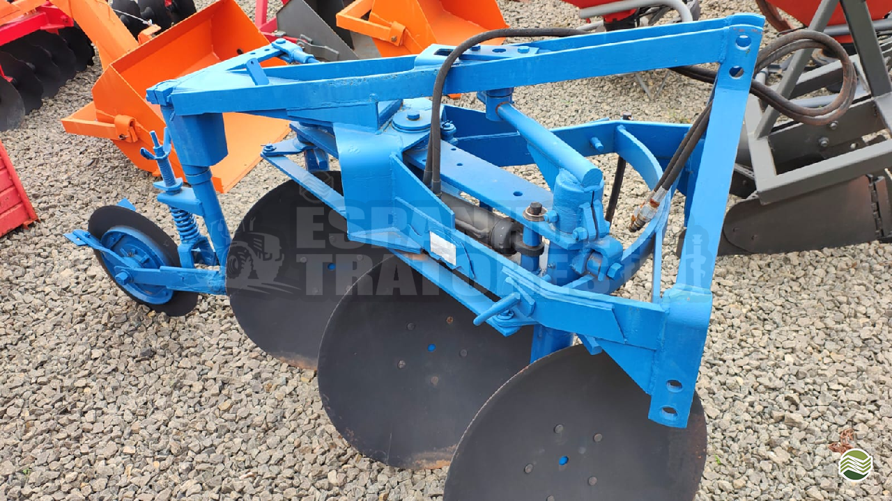 IMPLEMENTOS AGRICOLAS ARADO 3 DISCOS REVERSÍVEL Espanhol Tratores GOIANIA GOIAS GO